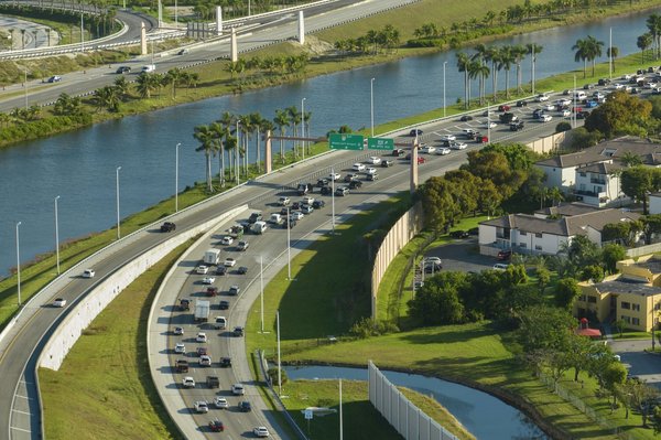Comment trouver des hôtels situés à proximité des autoroutes ?